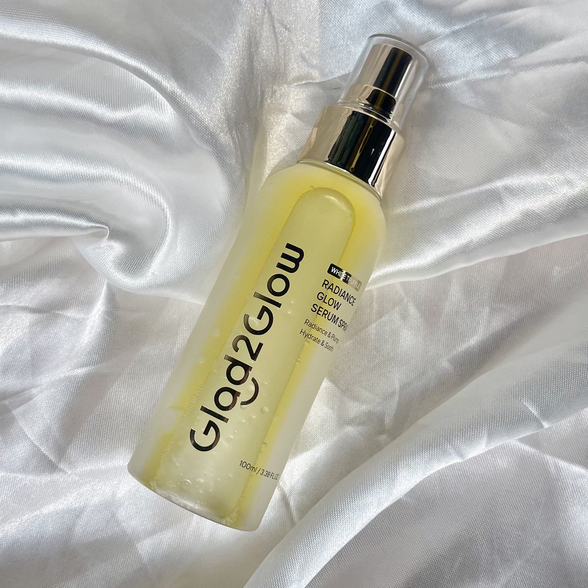 #Glad2Glow ขยันออกผลิตภัณฑ์ใหม่มาก นี่เป็นอีกตัวที่อยากแนะนำเพื่อนๆ white truffle สเปรย์ช่วยเพิ่มความชุ่มชื้น เสริมเกราะป้องกันให้ผิว ใช้ฉีดระหว่างวัน/ใช้เป็นโทนเนอร์ก่อนลงสกินแคร์ก็ดี ทำให้เมคอัพติดทนอีกด้วย นี่ชอบหัวสเปรย์เขาฟุ้งกระจายดีมาก ละอองละเอียดกระจายทั่วผิว ได้ผิวเฟรชๆ