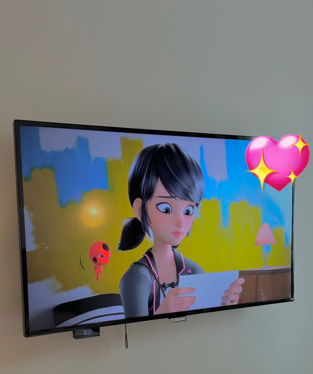 Shiki_GF's tweet photo. 実は先日までパリに行ってたのですが、ミラキュラス発見した🇫🇷ディズニーチャンネルアニメはどこで見ても安心するからネ https://t.co/Sd93yVo3Cy