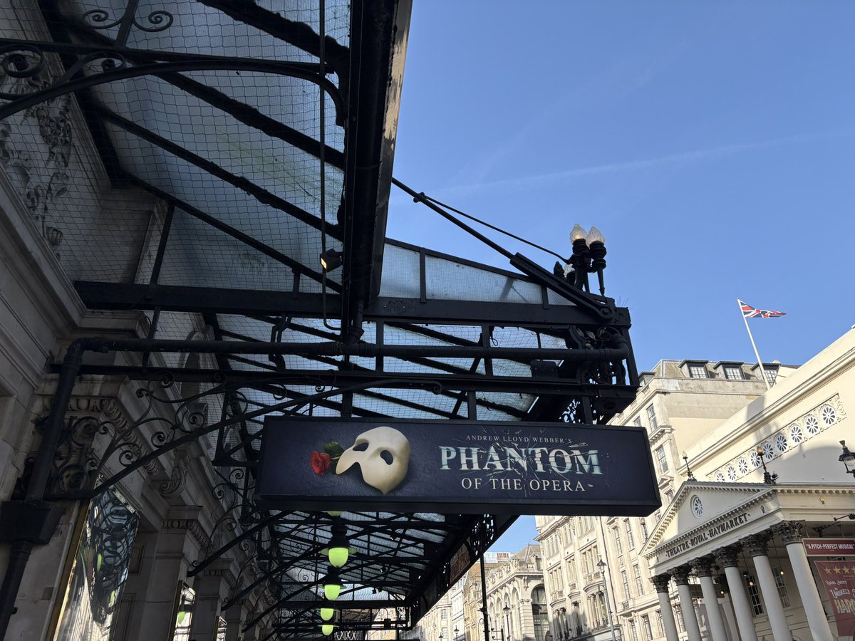 HastaLeer's tweet photo. ロンドン旅行🇬🇧2日目 快晴

バッキンガム宮殿やビッグベンを見てテムズ川でボートに乗るという王道観光ルートを辿り、ミュージカルの本場ウエストエンドで「オペラ座の怪人」を観劇しました。夕食はステーキ。贅沢すぎる1日でした🥹
大好きなミュージカルを本場で観られて感無量です😭 https://t.co/VGnBZecLtg