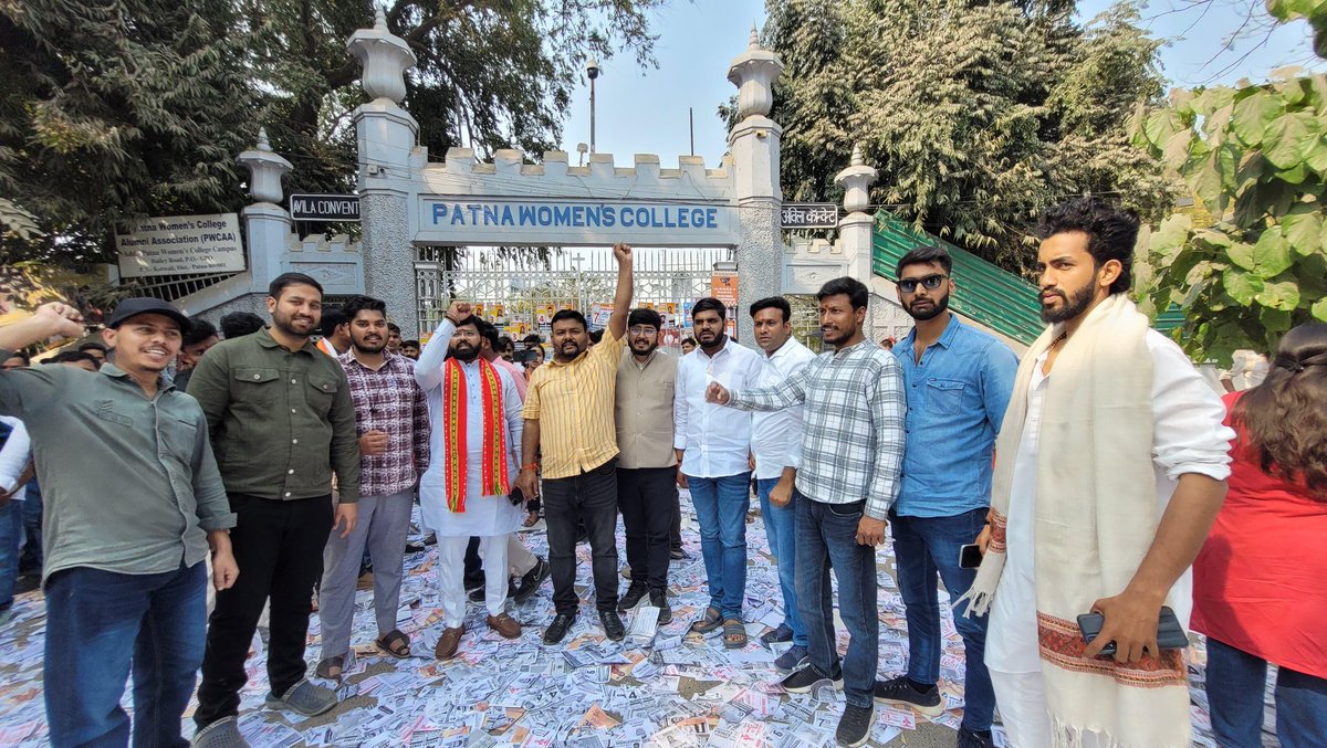 DrVirendraSS's tweet photo. पटना विश्वविद्यालय छात्रसंघ चुनाव के निमित्त विश्वविद्यालय के विभिन्न कॉलेज परिसरों का भ्रमण किया। इस दौरान छात्र-छात्राओं से सीधा संवाद स्थापित कर उनकी समस्याओं, अपेक्षाओं और सुझावों को गंभीरता से सुना। शिक्षा, पारदर्शिता, छात्र अधिकारों और कैंपस के समग्र विकास जैसे मुद्दों पर सार्थक चर्चा हुई।

अखिल भारतीय विद्यार्थी परिषद का ‘सेंट्रल पैनल’ सदैव छात्र हित, शैक्षणिक गुणवत्ता और राष्ट्रनिर्माण के संकल्प के साथ आगे बढ़ा है। सभी विद्यार्थियों से अपील है कि वे अधिक से अधिक संख्या में मतदान कर अभाविप के सभी प्रत्याशियों को विजयी बनाएं, ताकि एक मजबूत, जवाबदेह और छात्र-केंद्रित नेतृत्व स्थापित हो सके।

आपका एक वोट छात्रशक्ति को नई दिशा देगा — आइए, मिलकर पटना विश्वविद्यालय को नई ऊंचाइयों तक पहुंचाएं। 🚩

#ABVP33814 | #ABVP4PUSU
#ABVPForStudents #ABVP4PUSU2026 

@northbiharabvp @abvpsouthBR
