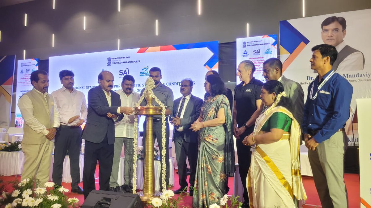 PIBTvpm's tweet image. സ്പോർട്സ് അതോറിറ്റി ഓഫ് ഇന്ത്യ, @SAITrivandrum ഉം, @afiindia യുമായി ചേർന്ന്  'സ്പോർട്‌സ് സ്പെസിഫിക് സ്ട്രെങ്‌ത് ആൻഡ് കണ്ടീഷനിംഗ് - 2026' എന്ന വിഷയത്തിൽ സംഘടിപ്പിക്കുന്ന #Symposium കേരള സർവകലാശാല വൈസ് ചാൻസലർ  ഡോ. മോഹൻ കുന്നുമ്മൽ ദീപം തെളിച്ച് ഉദ്ഘാടനം ചെയ്യുന്നു

@IndiaSports