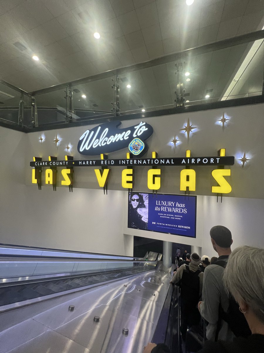 vicky_s77's tweet photo. Finally arrive #LasVegas https://t.co/lucGWa9Bmh