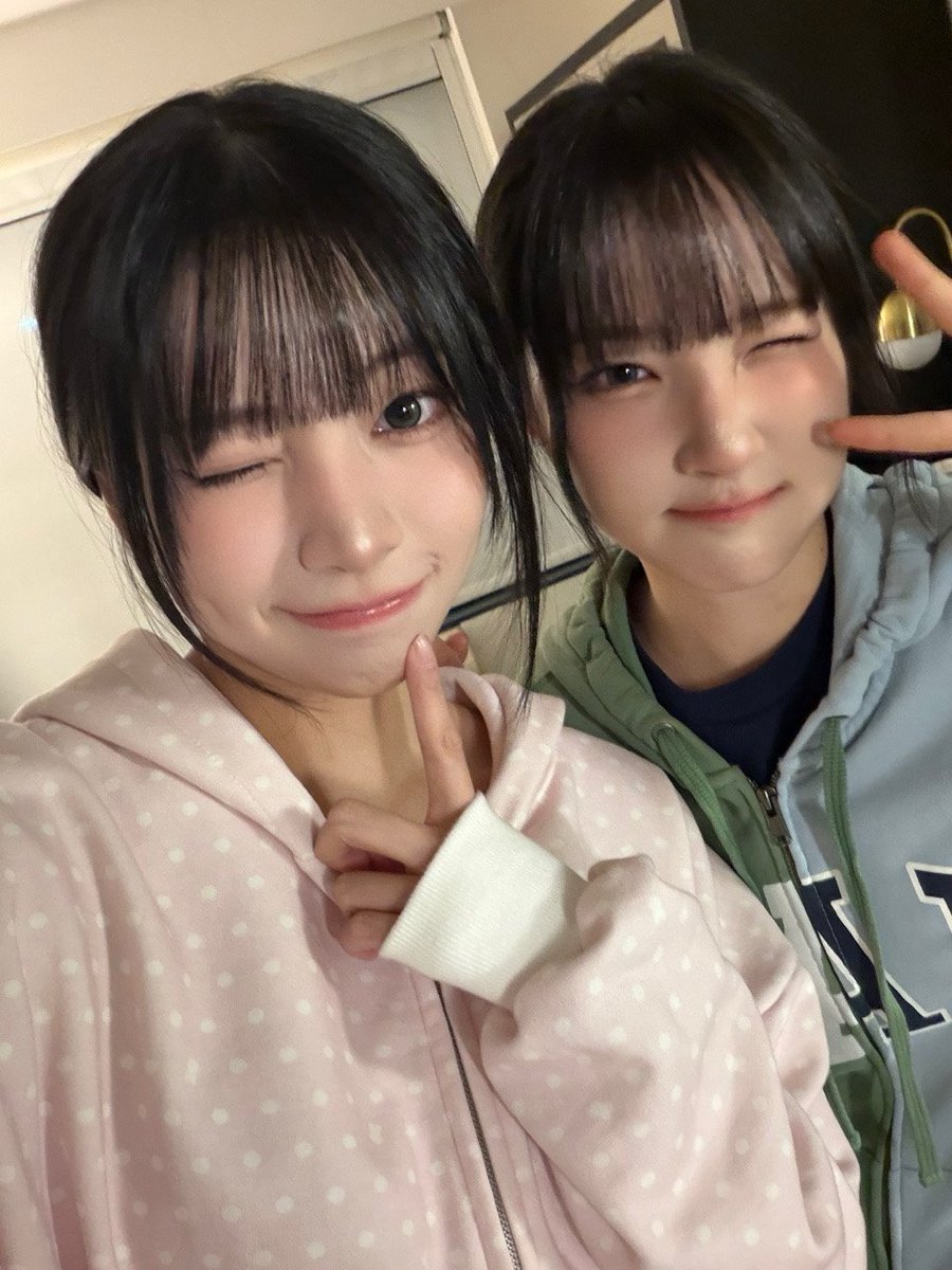 for_unis's tweet photo. 260226 weverse update 

[🐈‍⬛] 유니스 700일🩷🤍🩷
조금 늦었지만…! 
유니스도 엡떠도 모두모두 사랑해요🫶🫶
1/2

#NANA #나나 #UNIS #유니스 https://t.co/A8cRVr8M70