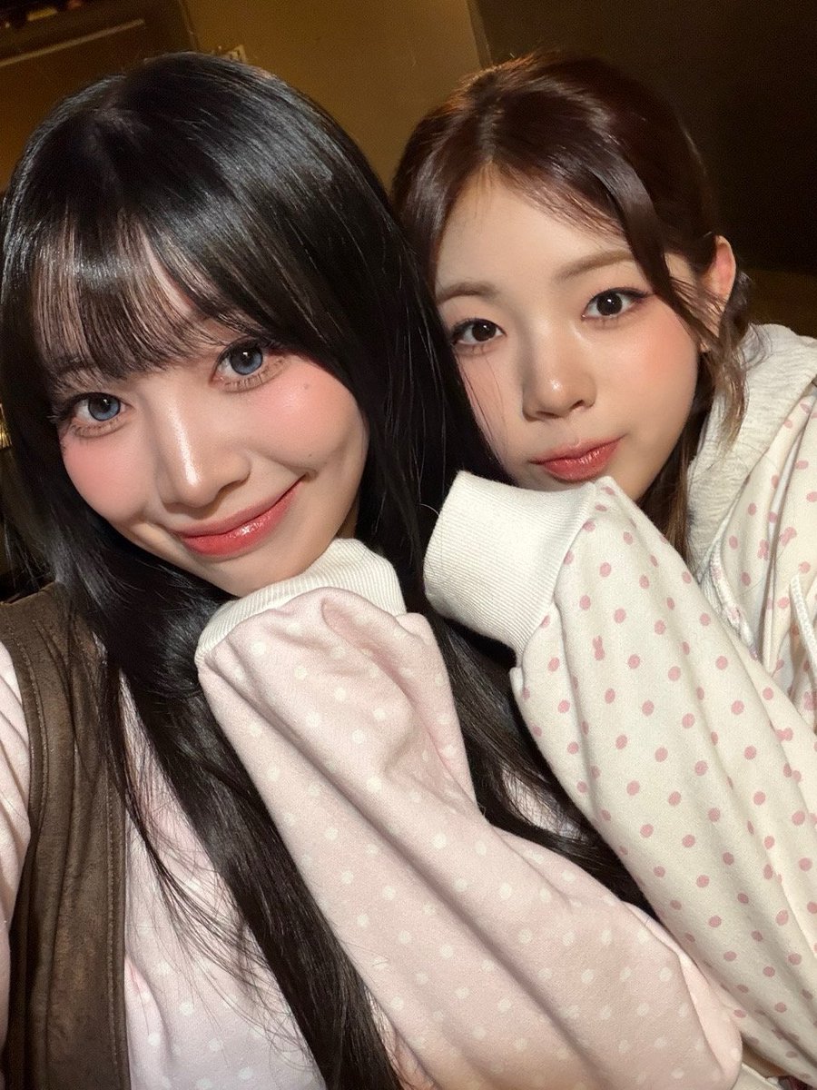 for_unis's tweet photo. 260226 weverse update 

[🐈‍⬛] 유니스 700일🩷🤍🩷
조금 늦었지만…! 
유니스도 엡떠도 모두모두 사랑해요🫶🫶
1/2

#NANA #나나 #UNIS #유니스 https://t.co/A8cRVr8M70