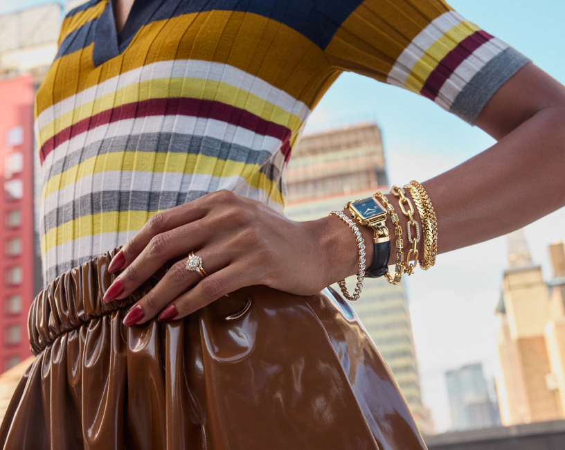 Pop_Fab_Lab's tweet photo. Looking for a gift that speaks louder than words? 🎁

Some jewelry is just for them. And some... makes you wish you were the one opening the box. 😉 Find those gifts at Kay Jewelers. 💎

#KayJewelersJewelry #JewelryLover #ThoughtfulGifts https://t.co/8nf0kCSpKa