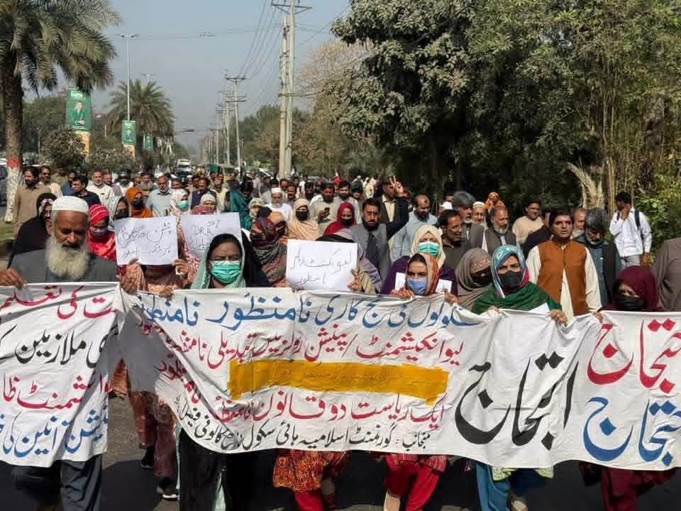 جاگ اُٹھا ہے فیصل آباد،،، سرکاری ملازمین کی بڑی تعداد اپنے جائز آئینی حقوق کی منظوری سے متعلق احتجاجی ریلی میں شریک - ساڈا حق ایتھے رکھ
#سرکاری_سکول_کی_نجکاری_نامنظور
#Stopoutsourcing