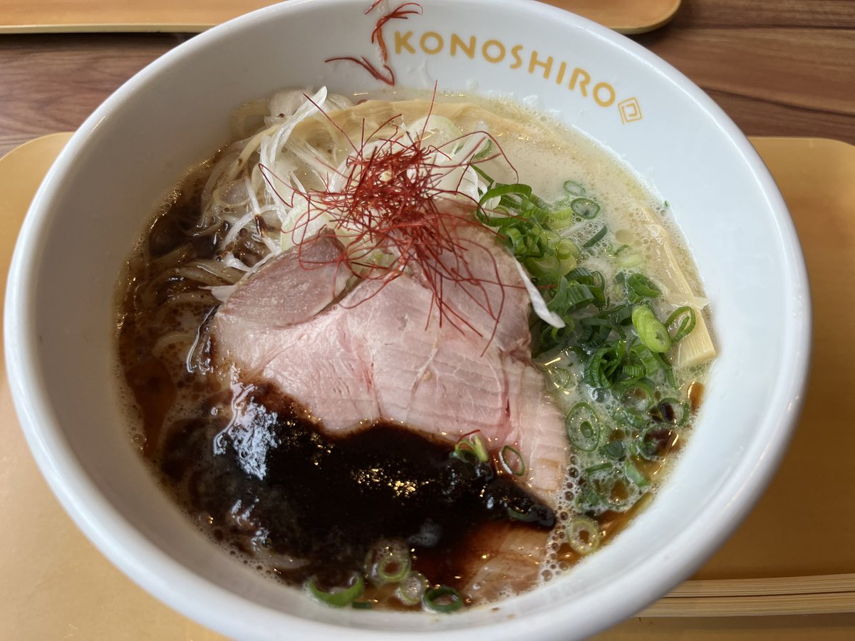 ラーメンこのしろ
黒鶏白湯ラーメン。千葉の方の出先でたまたま目についたから入ってみたけど美味かったなー。
無化調の優しいスープにマー油がいい感じにアクセントになってるし、麺も少しパスタよりなヌードルって感じの麺で良かったです