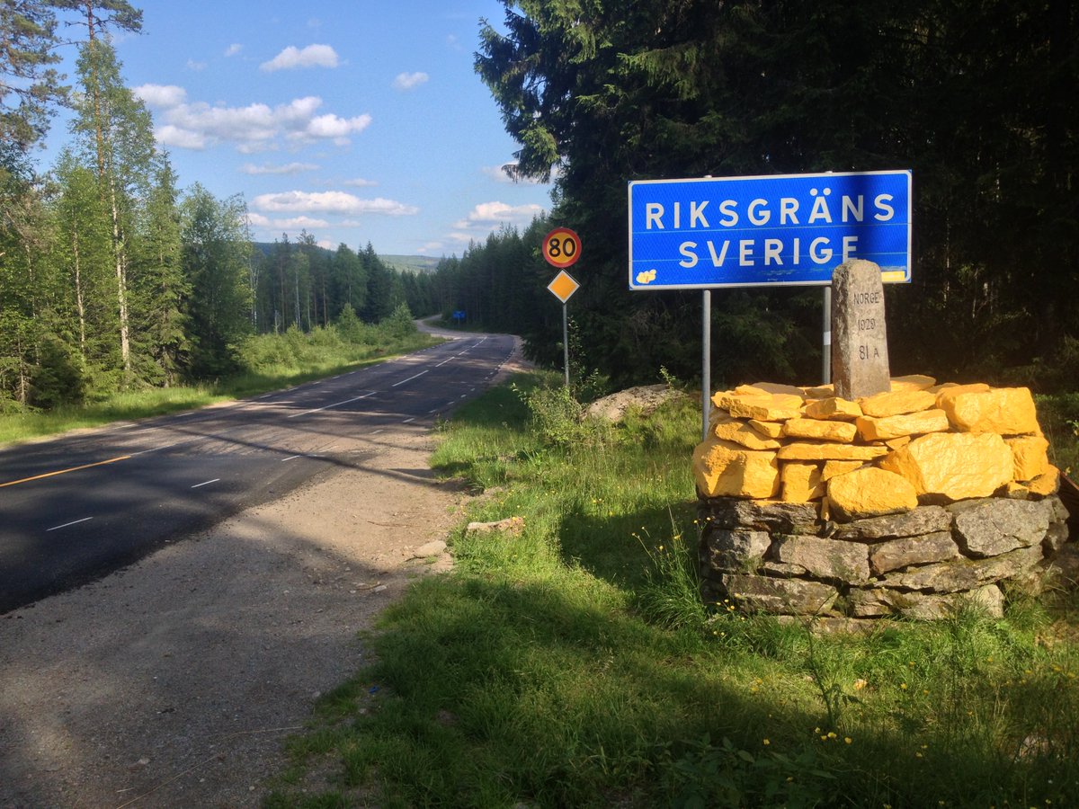 Pillandia's tweet image. Cairn che segna il confine tra Norvegia 🇳🇴 (in primo piano) e Svezia 🇸🇪 (sullo sfondo). 
📷: 2013. 
🌐: 60°15'21.0"N 12°30'48.6"E. 
pillandia.blogspot.com/p/avaleht-iniz… 

#Norge #Sverige #Border #Norway #Sweden