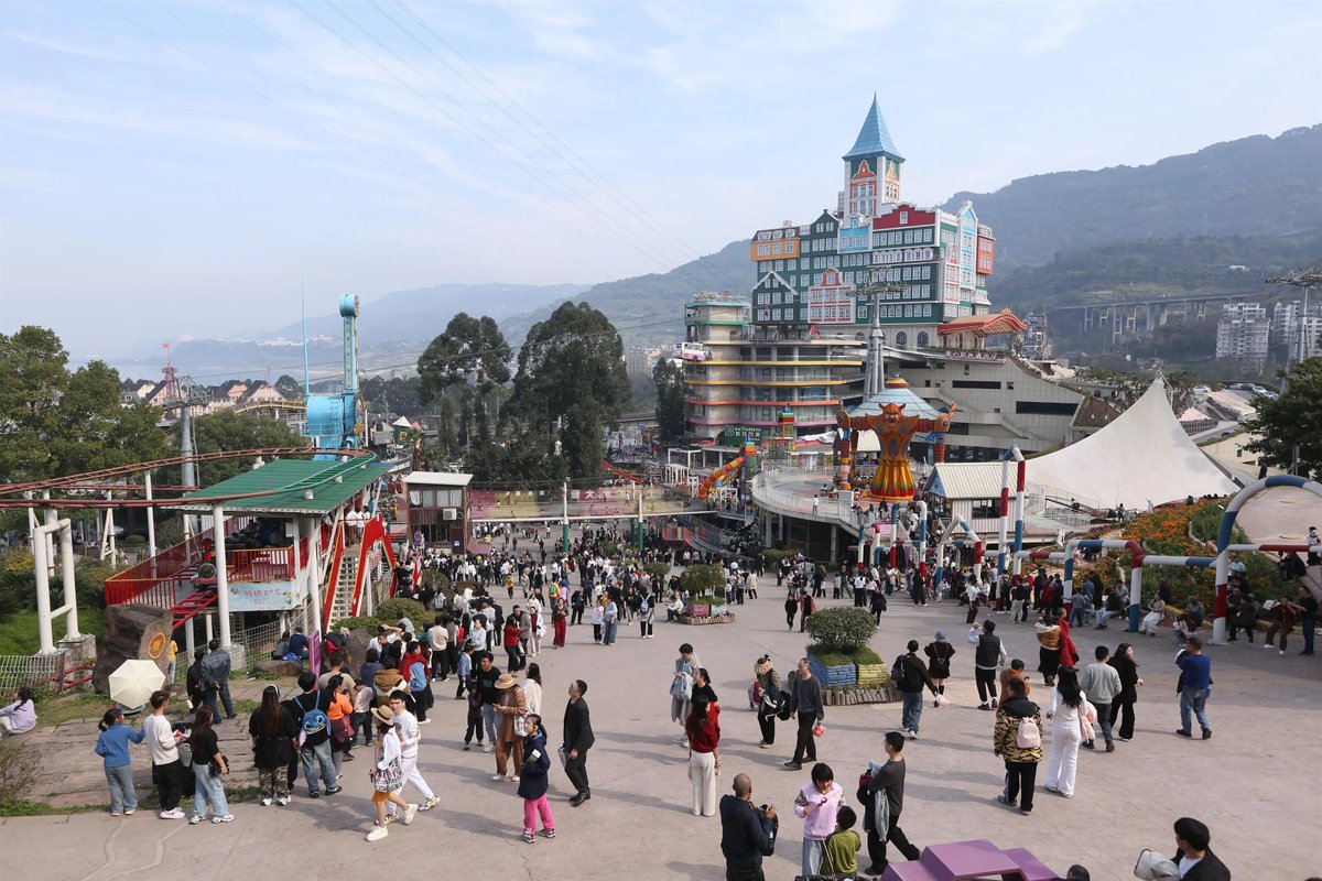 ChongqingFuling's tweet image. 🎉📈During the Spring Festival, Fuling's 15 top attractions welcomed 1.02 million visitors - a 57% jump from last year. 
🍷Meixin Red Wine Town hit 842,000 visitors, ranking 4th among Chongqing's A-level scenic spots!  
#Fuling #Chongqing #SpringFestival #China