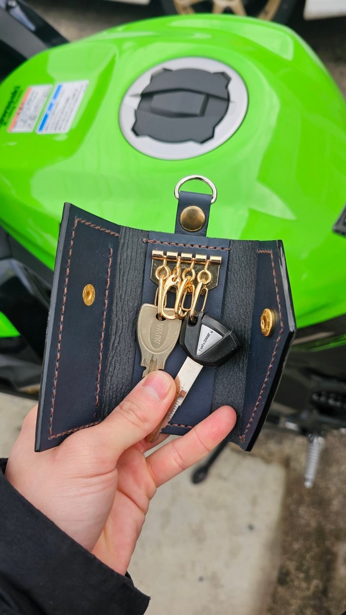 AZUXQ's tweet image. 友達から納車祝いでキーケース貰った。

皮の仕入れからやって、好みの色も覚えていてくれたらしくて、めっちゃ好みに出来上がっててやばい。

これはモテる男すぎる🥺🥺

#zx25r