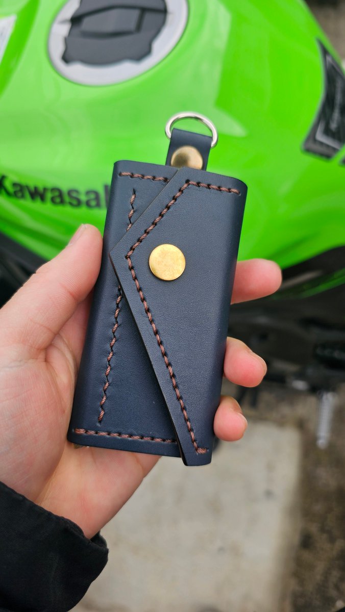 AZUXQ's tweet image. 友達から納車祝いでキーケース貰った。

皮の仕入れからやって、好みの色も覚えていてくれたらしくて、めっちゃ好みに出来上がっててやばい。

これはモテる男すぎる🥺🥺

#zx25r