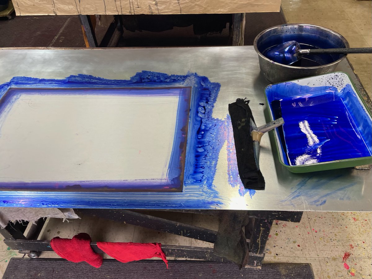 今日はメタルカラーの青を染めました。🟦
片面が金属なので乾いてくると染めた面が縮まってくるくると丸まってしまいます。🌀
＃おりがみ会館
＃染め紙工房
origamikaikan.co.jp/eccube/product…