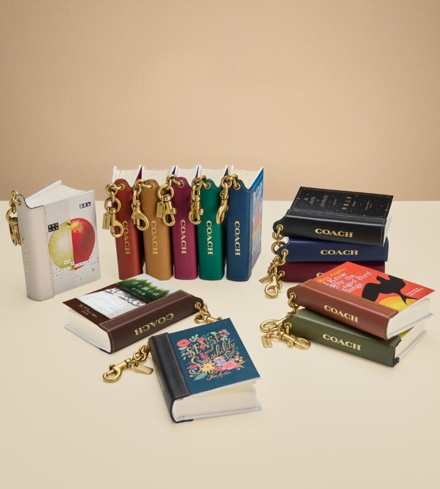 コーチ“本を読める”「ブック バッグ チャーム」恩田陸や宮下奈都の書籍がバッグチャームに - fashion-press.net/news/143743