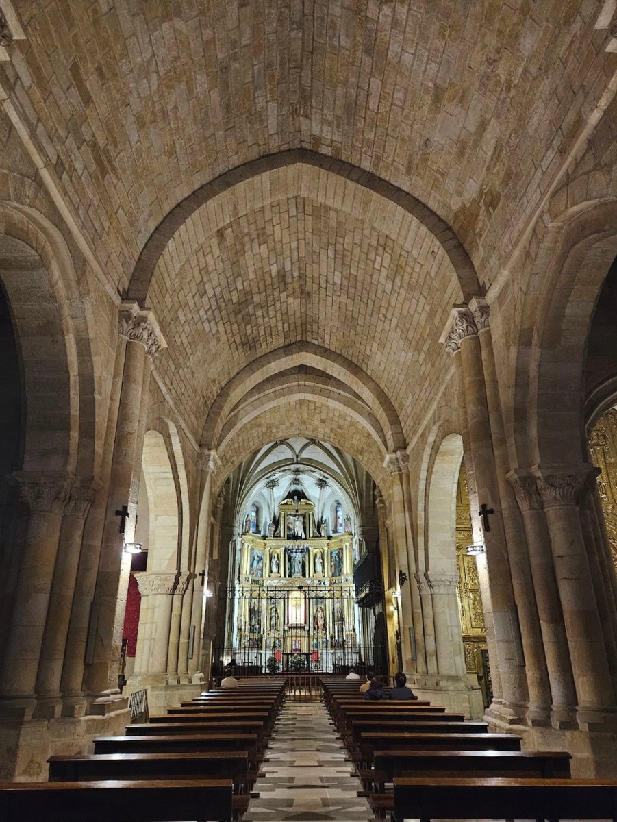 ¿Cómo es el interior de una de las iglesias más conocidas de Soria y del románico español?
Así es Santo Domingo, sobrio y bello a la vez.
<a href="/Soriaestademoda/">Soria está de moda</a>