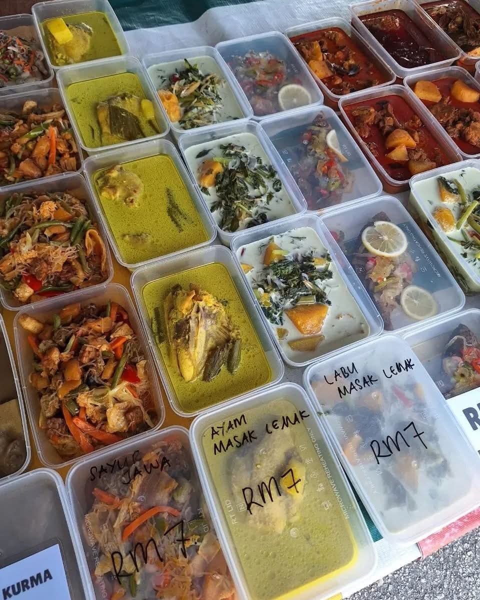 ainzvr's tweet photo. @HasnanRudy boleh saya beri cadangan penambahbaikan?

1- setiap lauk isikan dalam setiap bekas transparent isi &amp; pamerkan harga pada penutup bekas transparent tu

2- hari hari iklan gerai di semua medsos. sekarang thread &amp; tiktok kalau naik fyp sangat tinggi engagement, pergi upload situ https://t.co/PJUZISs6eN