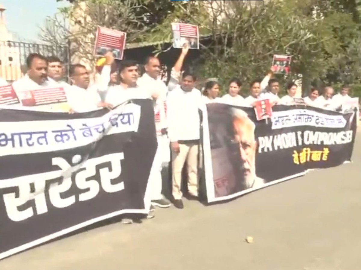 ani_digital's tweet photo. Congress MLAs protest outside Rajasthan assembly against PM Modi over India-US trade deal

Read @ANI Story | https://t.co/Q75WSynqsY

#Congress #MLAprotest #RajasthanAssembly #indiaustrade https://t.co/a7aqSDRuM7