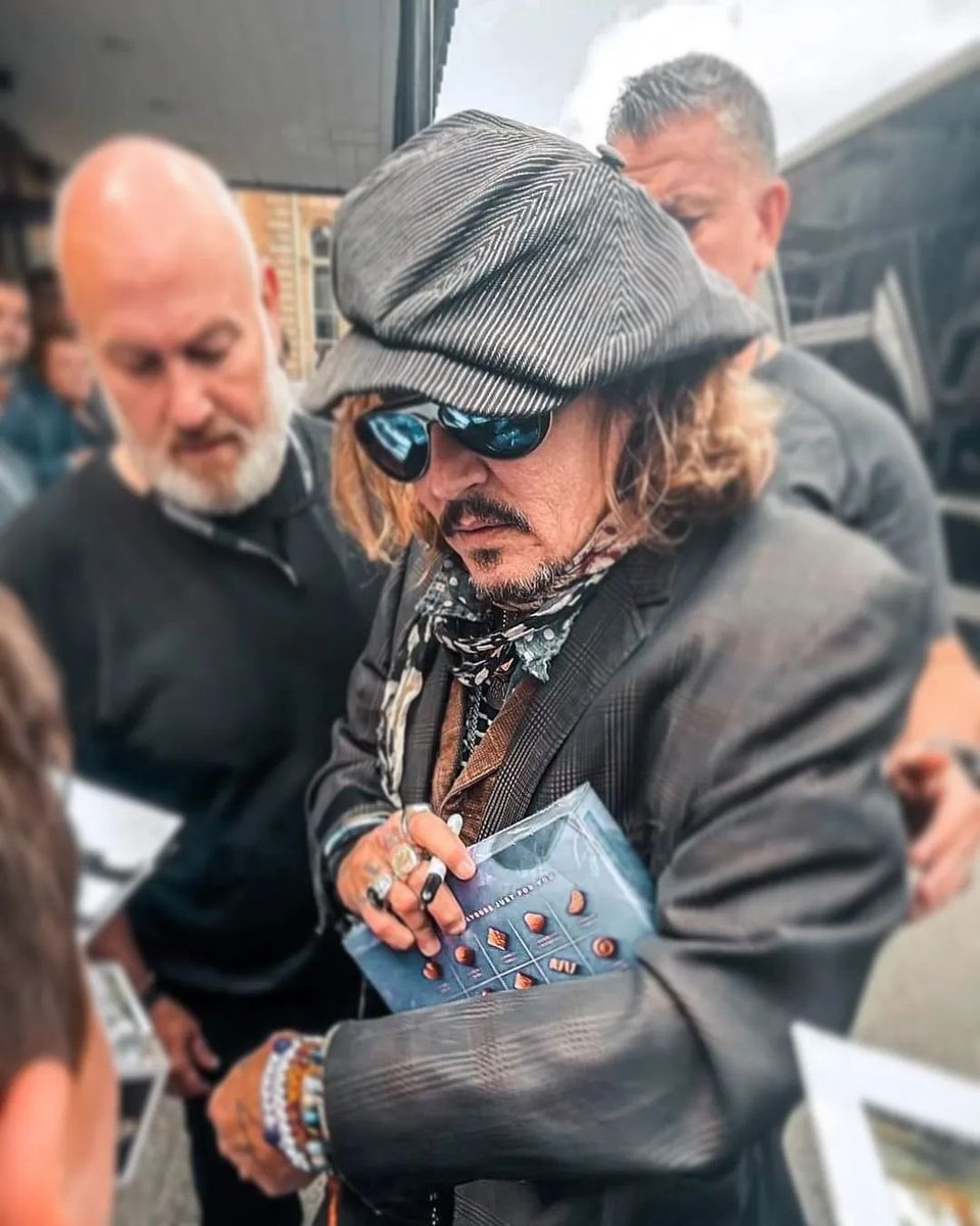 Johhy Depp tweet media