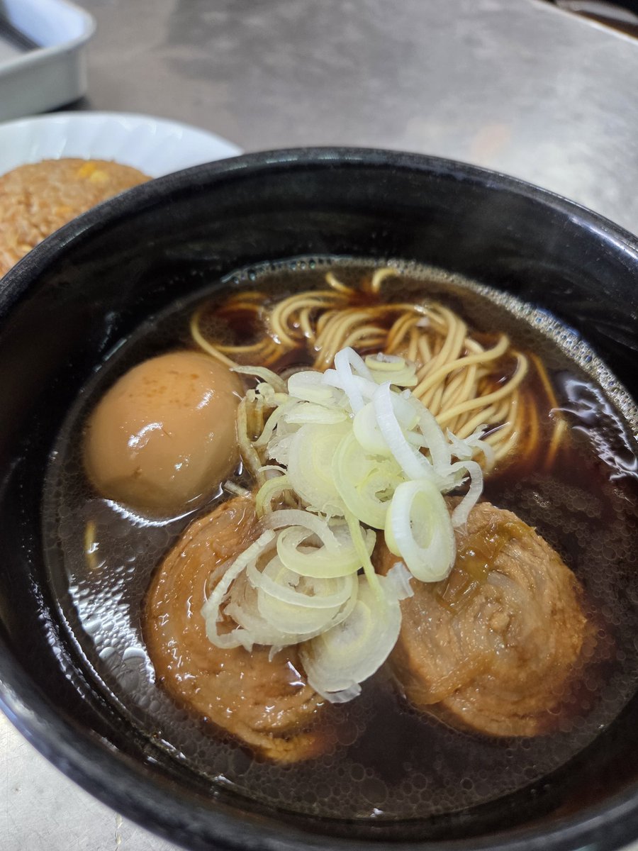 Yuumi_a0919's tweet photo. 今日のお昼ごはん #おうちごはん

お客様からお土産でいただいた
新福菜館のラーメンと焼飯!

ラーメンには自家製チャーシュー風
（豚ロース薄切り巻き巻き）と煮卵、
仕上がり度が前回より高め💯

ホントお土産ありがたいです🙇‍♀️ https://t.co/dfPe2g9IMi