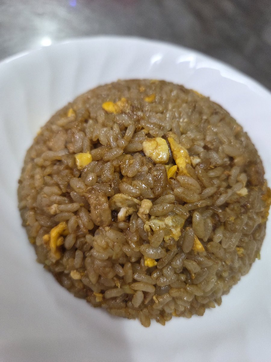 Yuumi_a0919's tweet photo. 今日のお昼ごはん #おうちごはん

お客様からお土産でいただいた
新福菜館のラーメンと焼飯!

ラーメンには自家製チャーシュー風
（豚ロース薄切り巻き巻き）と煮卵、
仕上がり度が前回より高め💯

ホントお土産ありがたいです🙇‍♀️ https://t.co/dfPe2g9IMi