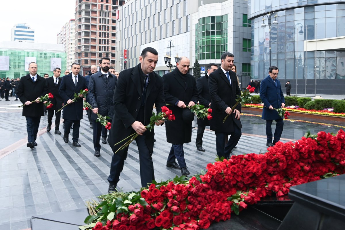 Xocalı soyqırımının 34-cü ildönümündə Azərbaycan Respublikasının xarici işlər naziri Ceyhun Bayramov və Xarici İşlər Nazirliyinin rəhbər heyəti “Ana harayı” abidəsini ziyarət edib, abidənin önünə gül dəstələri düzərək, Xocalı qurbanlarının əziz xatirəsini dərin ehtiramla yad