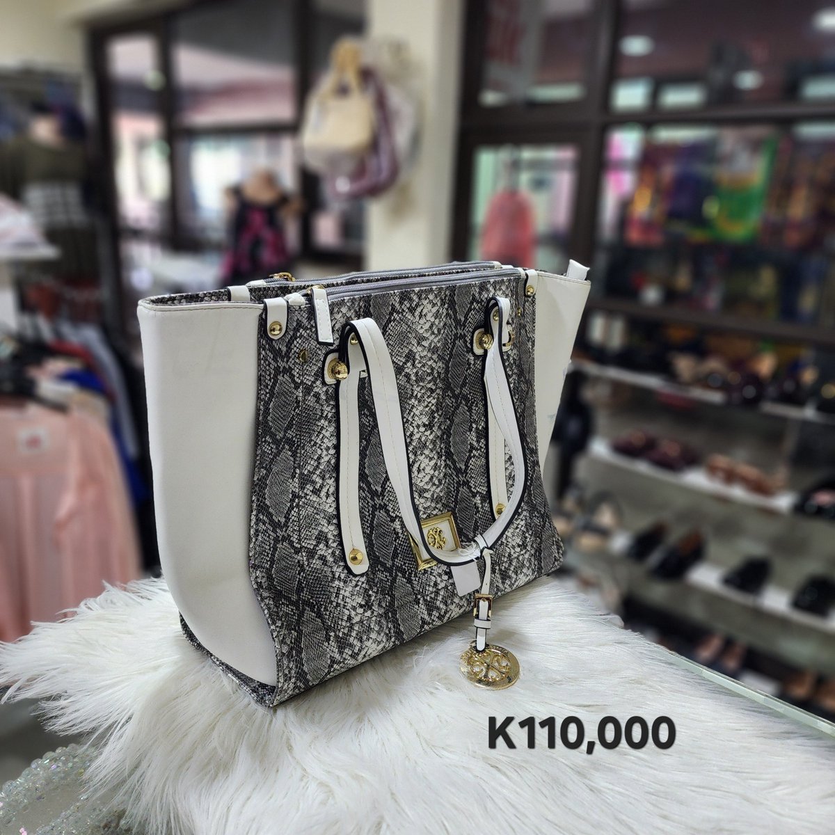 SimplyUK2's tweet photo. Need new bags? We got you!

Visit our store at 📍Haji Latif Pavilion (shop 25), opposite Pep, along Haile Selassie road, Blantyre CBD.

Or buy through Whatsapp -  0996594979.

We send nationwide. https://t.co/X0QbeTmE50