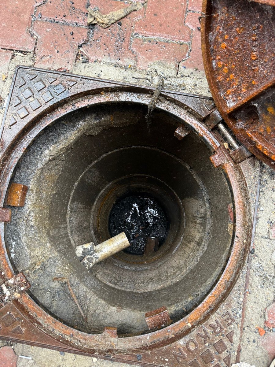 Peçete, ıslak mendil ve benzeri hijyen ürünlerinin tuvalete atılması, kanalizasyon hatlarında ciddi tıkanmalara neden olmaktadır.

Bu maddeler suda çözünmez ve altyapımıza zarar verir.
Tıkanmalar; taşkın, kötü koku ve çevre kirliliğine yol açar.

Lütfen;
❌ Peçete
❌ Islak mendil