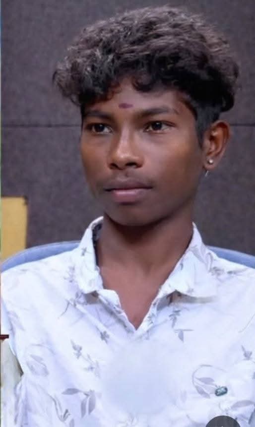 सोशल मीडिया की लगभग हर रील में आपने इस लड़के की हँसी देखी होगी, इसकी हंसी के बिना रील बनना मुश्किल है, इस लड़के का नाम अरुण है।

बेहद ग़रीब और दलित वर्ग से आने वाले अरुण पढ़ाई लिखाई छोड़कर ट्रक में क्लीनर का काम करते थे, यह तेलंगाना के रहने वाले हैं, इनके ट्रक के ड्राइवर नेहरू