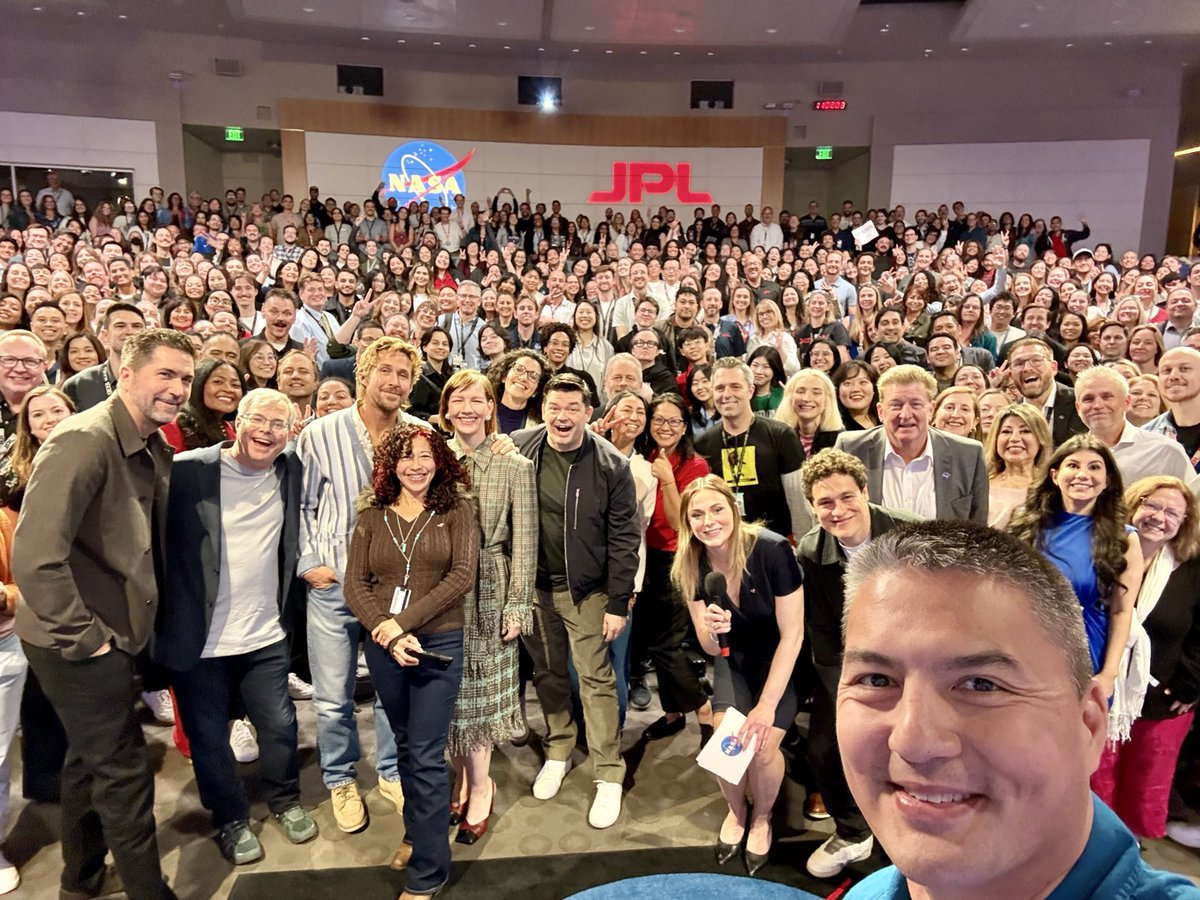 HailMaryLogs's tweet photo. The Project Hail Mary team at NASA JPL.

Ryan Gosling, Sandra Hüller, Andy Weir and the directors. Standing in front of the people who actually explore space.

It doesn’t get more full circle than this. https://t.co/0eFYyhYzx9