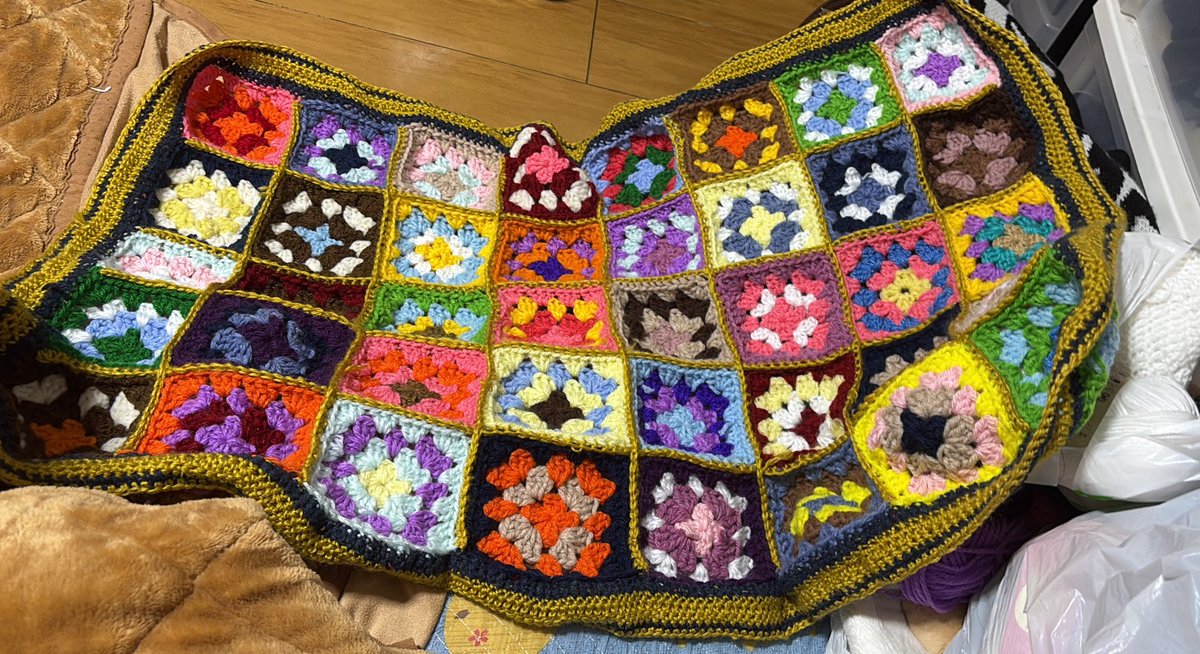 グラニースクエアとかいうやつのブランケットできた 縁の角増目して