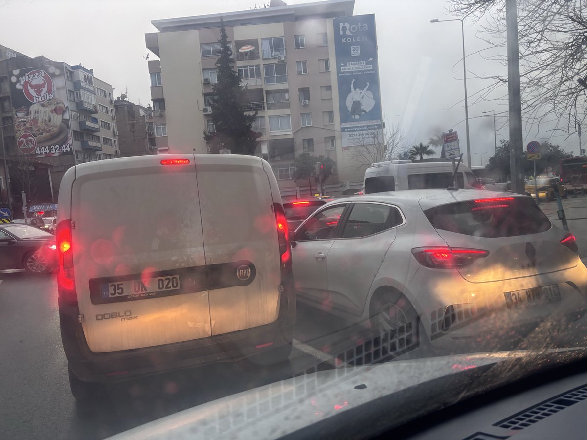 BihruzD's tweet photo. Koskoca Mithatpaşa Caddesinin trafiğini Karataş ve Sabancı Kültür Merkezi arasından çıkış veren ! Konağa üst geçit yaparken ya bunun ayakları trafiğe engel olur bunu biraz daha ileri yapalım diye düşünmeyip Konak bağlantısını kapatıp aktarma merkezi yapan ! https://t.co/gqCl5GKDGt