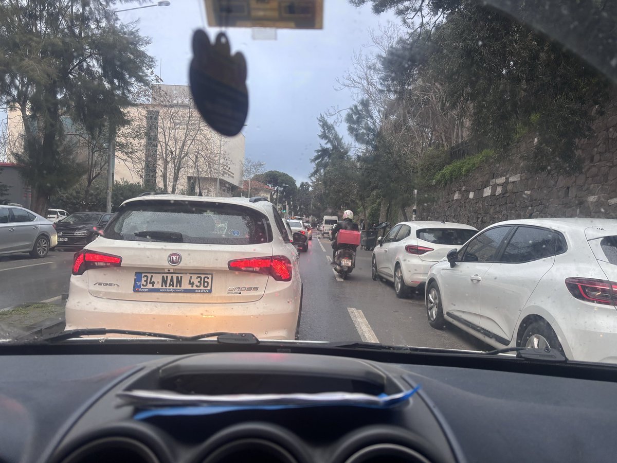 BihruzD's tweet photo. Koskoca Mithatpaşa Caddesinin trafiğini Karataş ve Sabancı Kültür Merkezi arasından çıkış veren ! Konağa üst geçit yaparken ya bunun ayakları trafiğe engel olur bunu biraz daha ileri yapalım diye düşünmeyip Konak bağlantısını kapatıp aktarma merkezi yapan ! https://t.co/gqCl5GKDGt