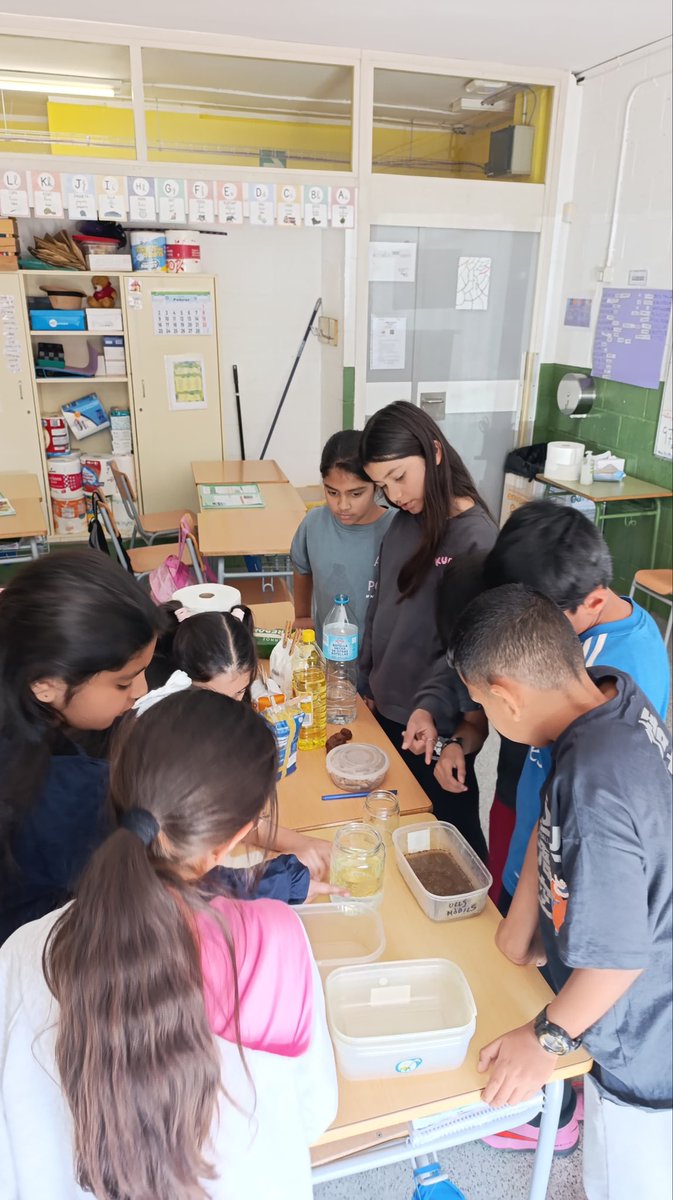 IERAlberti's tweet photo. Ahir, el nostre alumnat de 4t de primària es van convertir en petits científics. Vam experimentar amb barreges, observant, formulant hipòtesi i treient conclusions. 
Aprendre fent és la millor manera de descobrir el món!! https://t.co/DabhgC7BDD