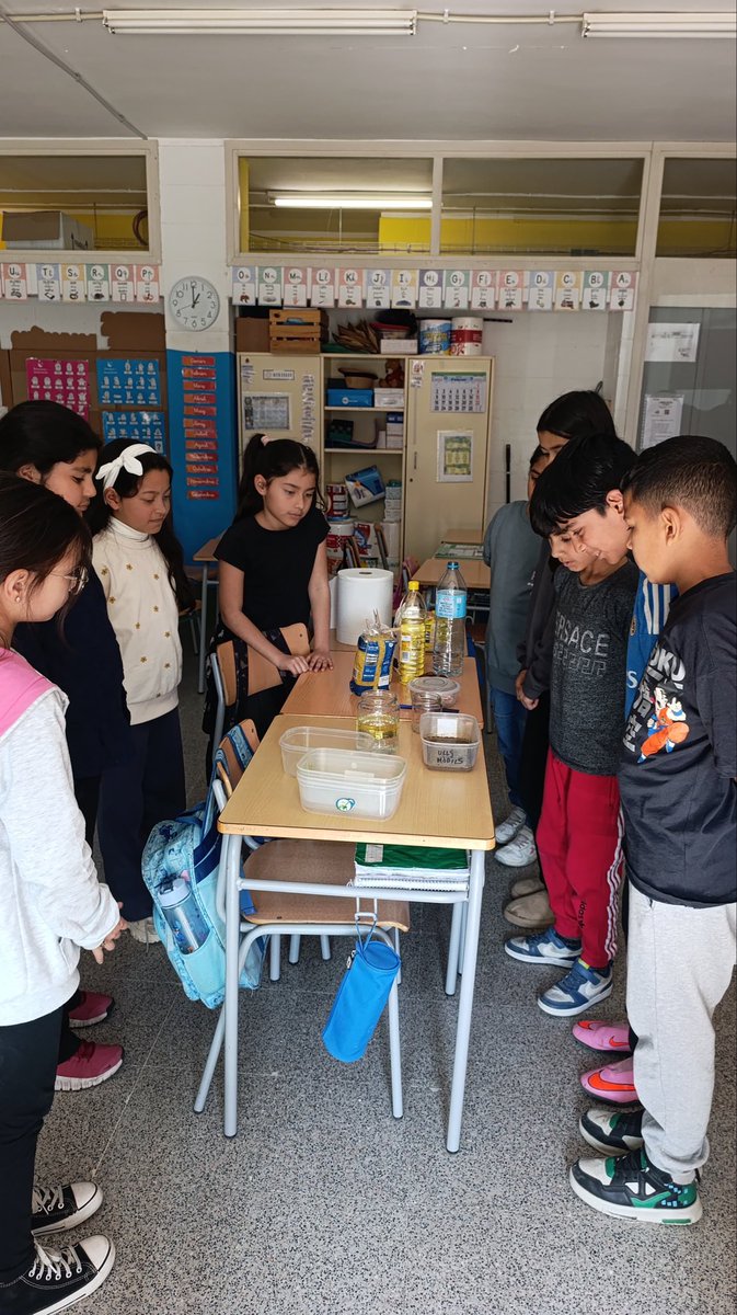 IERAlberti's tweet photo. Ahir, el nostre alumnat de 4t de primària es van convertir en petits científics. Vam experimentar amb barreges, observant, formulant hipòtesi i treient conclusions. 
Aprendre fent és la millor manera de descobrir el món!! https://t.co/DabhgC7BDD
