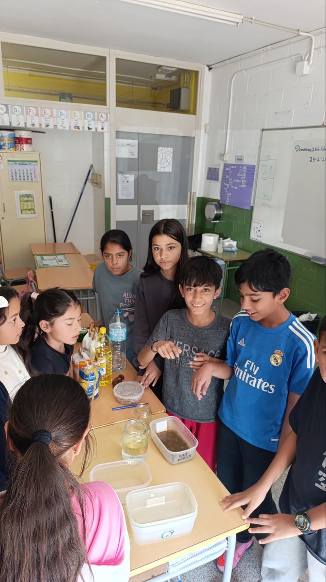 IERAlberti's tweet photo. Ahir, el nostre alumnat de 4t de primària es van convertir en petits científics. Vam experimentar amb barreges, observant, formulant hipòtesi i treient conclusions. 
Aprendre fent és la millor manera de descobrir el món!! https://t.co/DabhgC7BDD