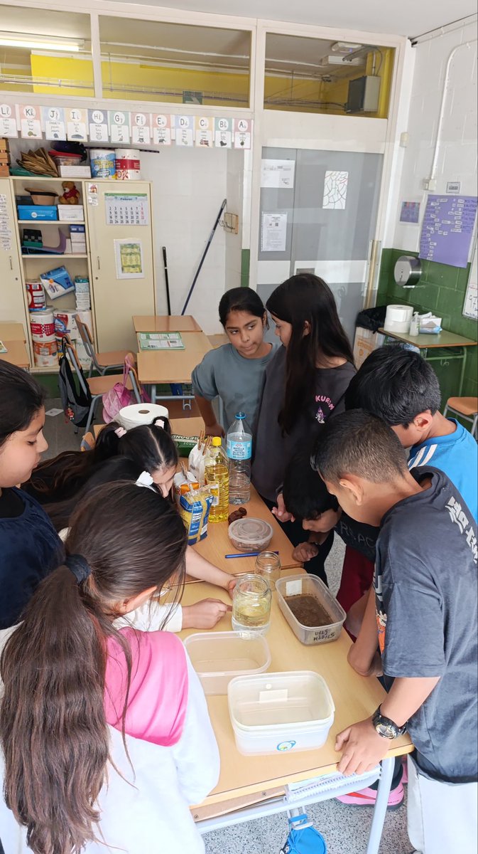 IERAlberti's tweet photo. Ahir, el nostre alumnat de 4t de primària es van convertir en petits científics. Vam experimentar amb barreges, observant, formulant hipòtesi i treient conclusions. 
Aprendre fent és la millor manera de descobrir el món!! https://t.co/DabhgC7BDD