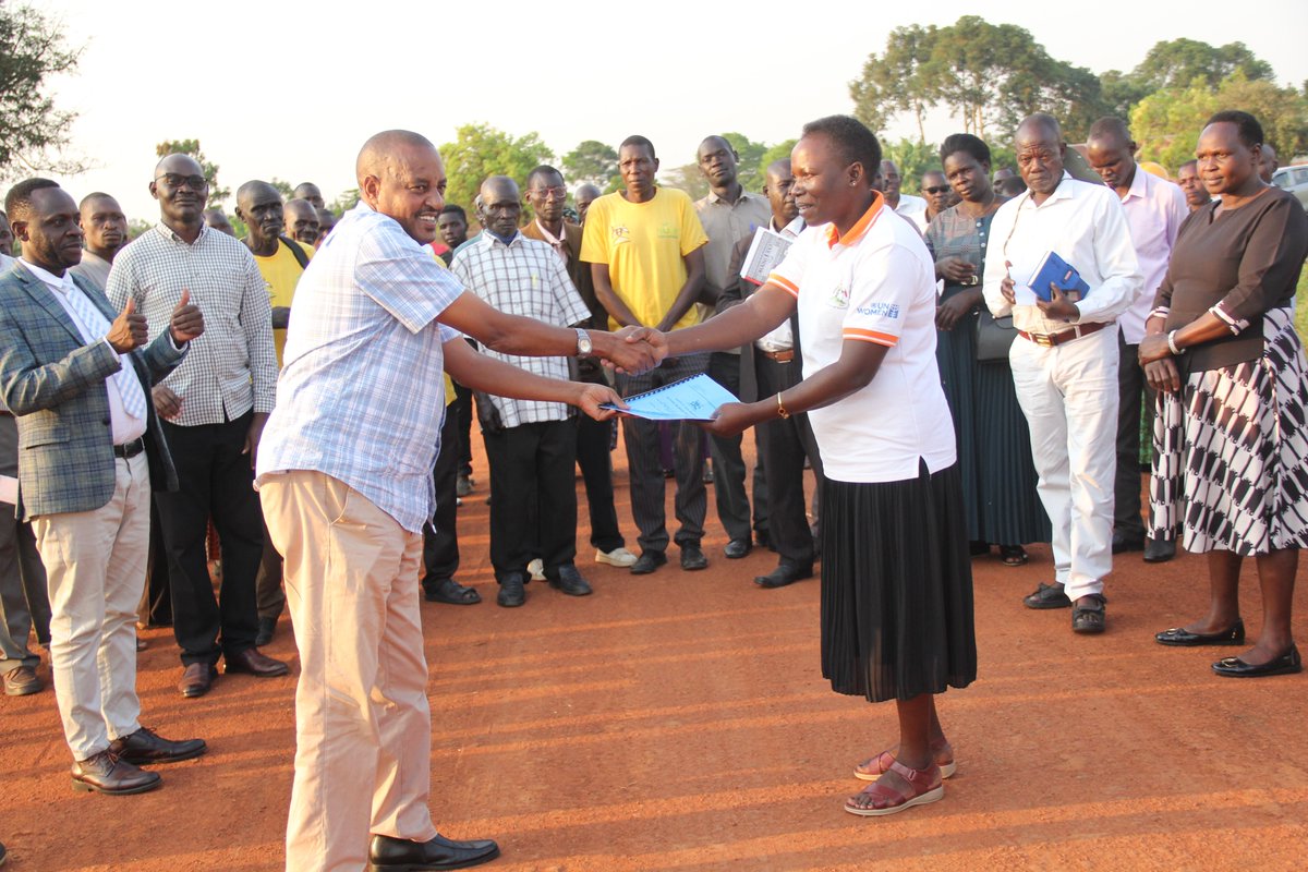 ApacDLG's tweet photo. Apac District has registered a significant milestone in infrastructure development following the official handover of a 12.7-kilometre National Oilseed Road construction project at over 1.2 billion by Don Mo Contractors Ltd in an event officiated by DRDC Mr. Richard Kar Tabaaro. https://t.co/DU7vZshyxo