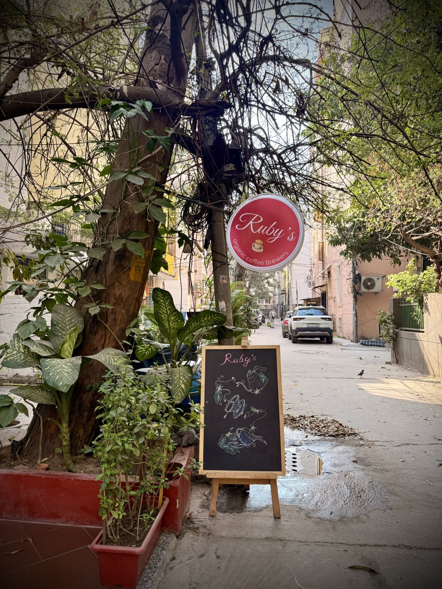 sabrr_shukarr's tweet photo. // Where coffee slows you down and thoughts finally catch up.🫶🏻
~ Ruby’s ~ feels like an unhurried pause.
No rush. No noise. Just presence.🌻
#RubysCoffee
#coffeeandcalm ✨ https://t.co/OpOgraNgxd