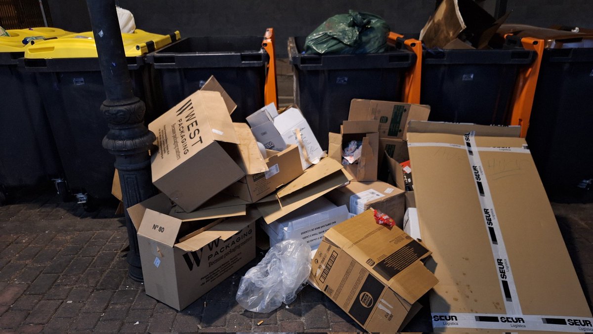 ivi_man's tweet photo. @AngelNinoQ Espero q pueda ayudarnos. Con avisos no he conseguido resolver este problema: sistemáticamente Burger King deja toda su basura en los cubos comunitarios (c/ Antonia Calas) sin ningún tipo de reciclaje, sobresaturándolos. Fotos del día 24/02 a las 22h aprox. Gracias https://t.co/P8T2FIVe72