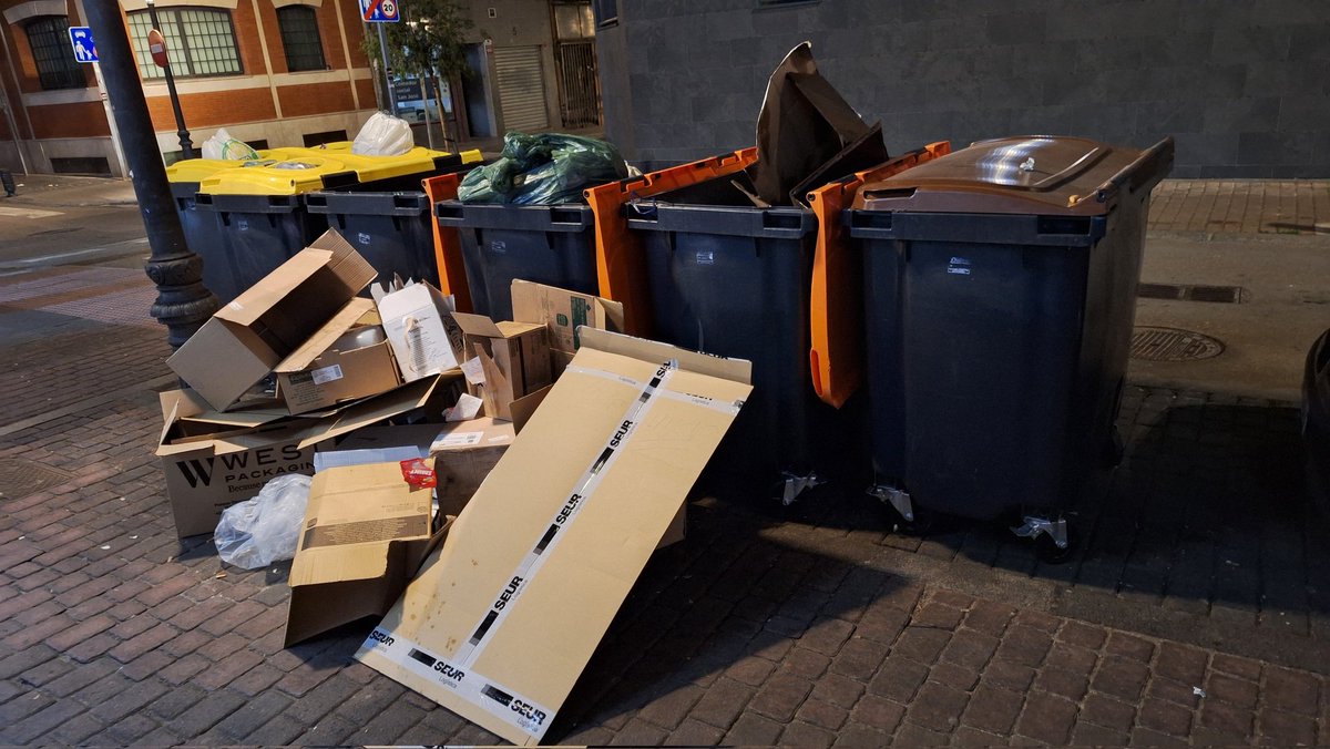 ivi_man's tweet photo. @AngelNinoQ Espero q pueda ayudarnos. Con avisos no he conseguido resolver este problema: sistemáticamente Burger King deja toda su basura en los cubos comunitarios (c/ Antonia Calas) sin ningún tipo de reciclaje, sobresaturándolos. Fotos del día 24/02 a las 22h aprox. Gracias https://t.co/P8T2FIVe72
