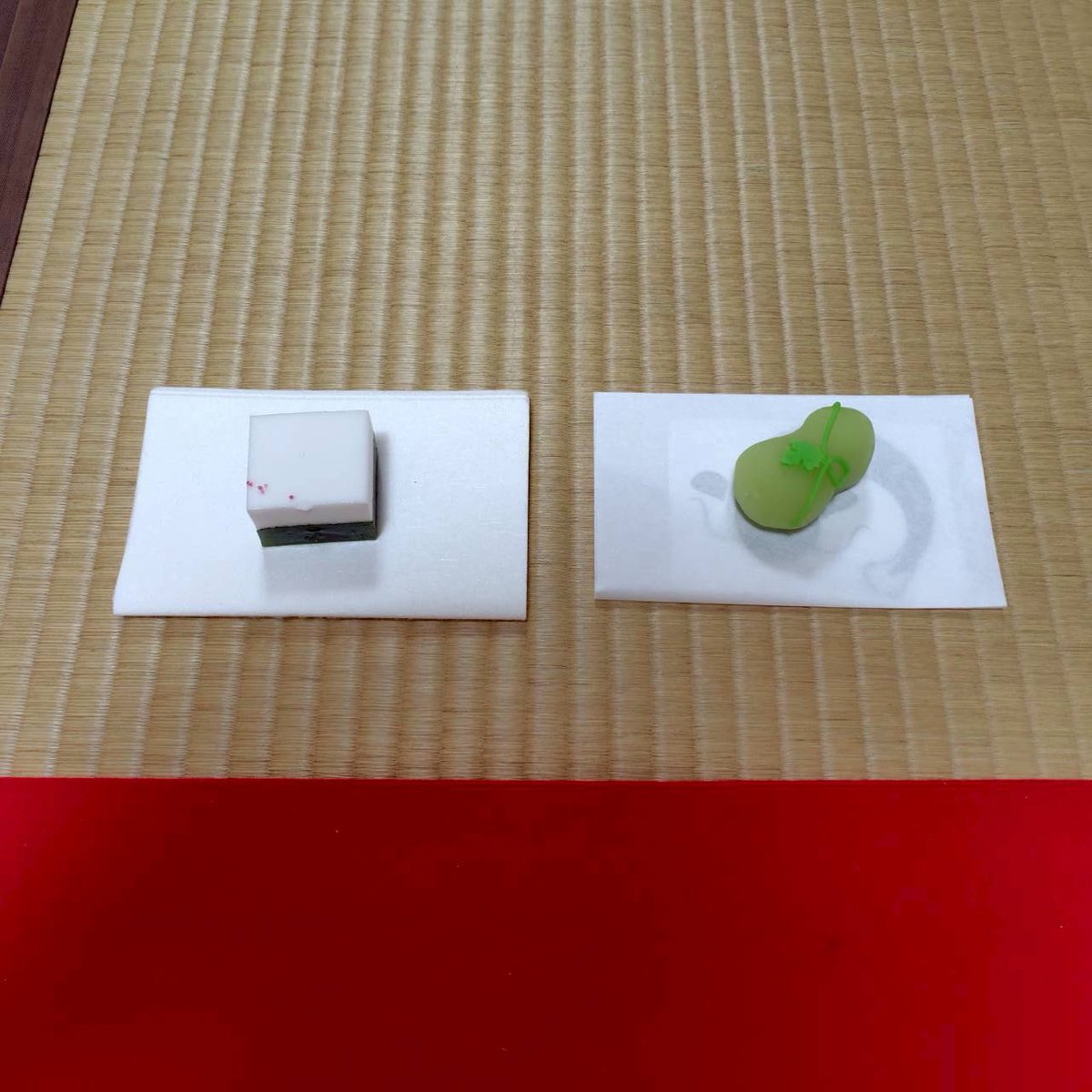 KpuSado's tweet photo. 左が本席のお菓子「香雪」
右が副席のお菓子「ひさごをもってなまずをおさふ」
どちらもお菓子屋さんと何度も会議を重ねて完成したものでございます。 https://t.co/KdqLd1Ot1o