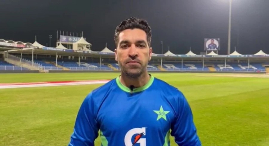 uroojjawed12's tweet photo. سابق سپیڈ سٹار  عمر گل نے پاکستان ٹیم کی تباہی کا اصل زمہ دار پاکستان کرکٹ بورڈ کو قرار دیا
عمر گل کا کہنا ہے کہ پاکستان ٹیم کو پلان کرکے خراب کیا گیا ہے اور اگر صیح معنوں میں پاکستان کرکٹ ٹیم کی تباہی شروع ہوئی تو 2022 میں شروع ہوئی جب ورلڈ کپ کا فائنل کھیلنے والے کپتان بابر کو اسٹریک ریٹ کے نام پر کپتانی سے ہٹایا شاہین آفریدی کو کپتان بنایا پھر شاہین کو کپتانی سے ہٹا کر بابر کو کپتان بنایا پھر بابر کو ہٹا ایک سیریز میں رضوان کو کپتان بنایا پھر رضوان کو کر ہٹا کر سلمان آغا کو کپتان بنایا جس نے کھبی اسکول کرکٹ میں بھی کپتانی نہیں کی سلمان آغا کو کپتان بنانے کا مقصد یہ تھا کہ اس کو جو پلیئر ہم دینگے وہ قبول کرئے گا اور یوں ہم اپنی مرضی کے من پسند لڑکوں کو شامل کرینگے مجھے آپ یہ بتائیں جس عثمان خان کو آپ نے رضوان کی جگہ پر ٹیم میں شامل کیا اگر کسی بچے  سے پوچھا جائے تو وہ بھی اپ کو کہے گا کہ رضوان بہت بہتر ہے  ماڈرن ڈے کرکٹ میں آپ کے اوپنر  پاور پلے میں چالیس رنز بھی نہیں بناتے اور اوپر سے تین اؤٹ ہوجاتے بابر اور رضوان  پاور پلےمیں پچاس رنز بناتے تھے کوئی آؤٹ  بھی نہیں ہوتا تھا تو آپ مجھے بتائیں کہ ماڈرن کرکٹ آپ کے موجودہ اوپنر کھیلتے ہے یا بابر اور رضوان کھیلتے تھے ٹیم کو اگر بہتر بنانا ہے تو کرکٹ کا پورا سسٹم چلانے والوں کوسب سے پہلے باہر کرنا پڑے گا
#T20WorldCup #cricket #PakistanCricket