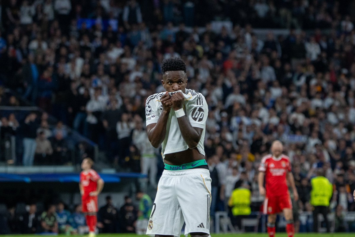 Les joueurs les plus décisifs en Ligue des Champions depuis la saison 2020/2021 :

🥇 𝗩𝗜𝗡𝗜𝗖𝗜𝗨𝗦 𝗝𝗨𝗡𝗜𝗢𝗥 🇧🇷  - 12 ⚽️, 10 🎯

🥈 Karim Benzema 🇫🇷 - 16 ⚽️, 2 🎯
🥉 Kylian Mbappé 🇫🇷 - 17 ⚽️, 1 🎯
4️⃣ Erling Haaland 🇳🇴 - 14 ⚽️, 3 🎯

Vini roi de la compétition et de loin.