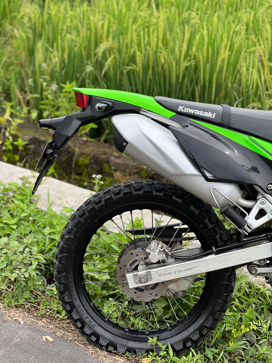crwt_'s tweet photo. Diniagakan 
KlxCer Style Bali 🐪
KLX BF 2016
Mesin standard segel
Plat AB kota ( plat cantik ) on sampe bulan 3
Part bawaan masih ada semua 👌
📍YK-INA

Wa: 085713094374
IG  : berkahbersama.99
Tiktok : berkahbersama.99 https://t.co/FJgTdFANer