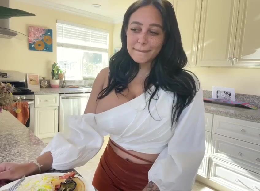 Emilymzo2's tweet photo. Got wet💦while making dishing ☺️ https://t.co/3O3d2FouJH