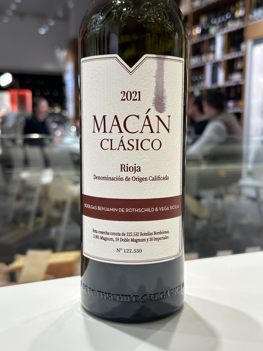 _juanjo82_'s tweet photo. 🏰 Tempos Vega Sicilia
🍷 Macán Clásico 2021
🗺 #dorioja
🍇 #tempranillo
🎯 Seduce con fruta roja y negra madura, envuelta en delicadas notas florales y un susurro de vainilla y especias finas. Es puro equilibrio y emoción: fresco, de taninos sedosos y fruta vibrante https://t.co/bEj6r2yMZq