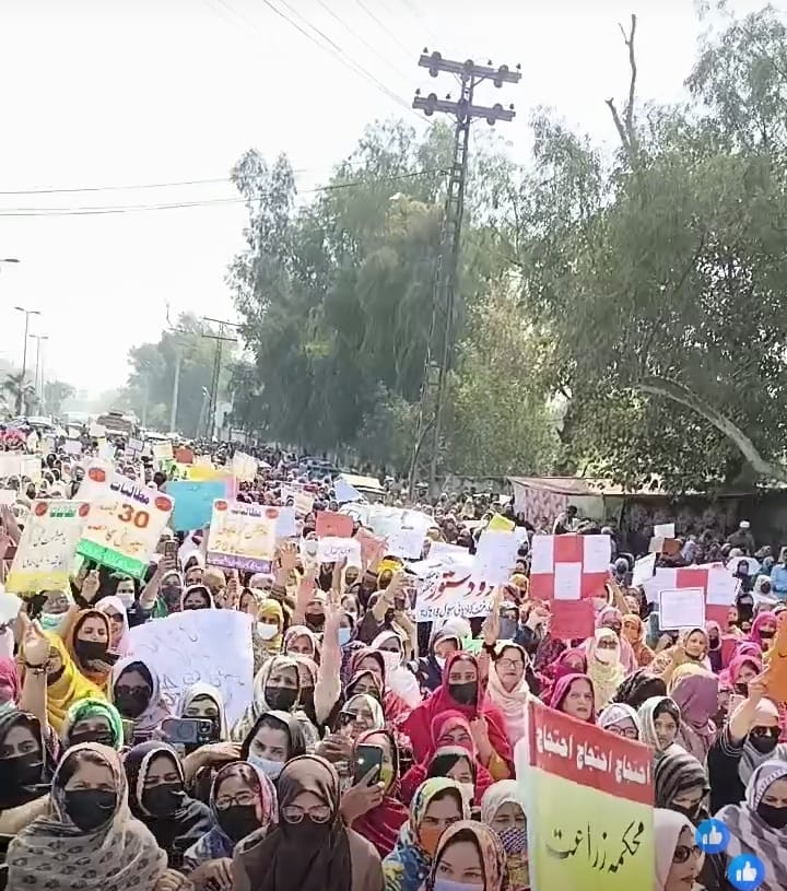 فیصل آباد کی غیور اور بہادر فی میل کو سلام 
ایک ریاست دو دستور نامنظور نامنظور

#اساتذہ_کا_معاشی_استحصال_بند_کرو