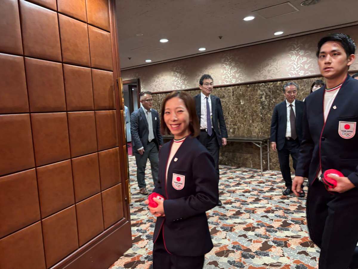 昨日、#FPCJ と同じ日本プレスセンタービル内にある #日本記者クラブ で #りくりゅう ペアの会見が行われ、スタッフIが素敵な笑顔😄を写真に収めました✨改めて、金メダル獲得、本当におめでとうございます！感動をありがとうございました💖　
<a href="/miurariku1217/">Riku Miura  三浦璃来</a>　<a href="/ryuichi_kihara/">Ryuichi Kihara(木原龍一)</a>　#ミラノコルティナ2026