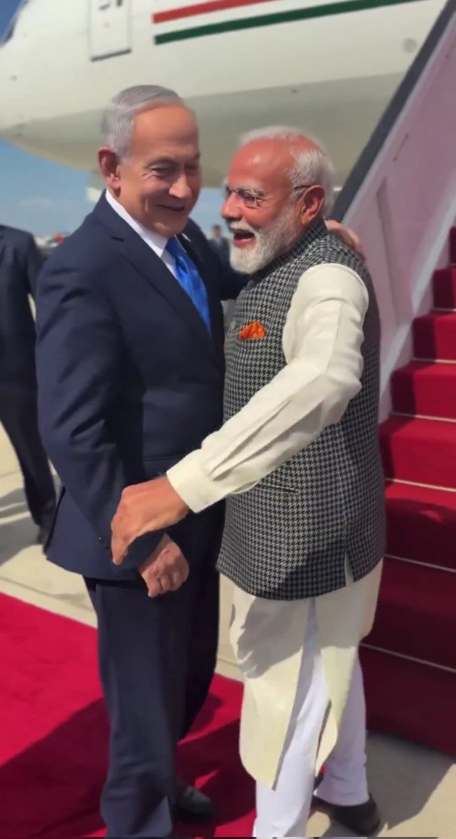 ThePolitical01's tweet photo. इसे गले मिलना नहीं गले पड़ना बोलते हैं #ModiShouldResign देश का नाम खराब कर रहे हैं मोदी जी https://t.co/ksXaaSmTRA