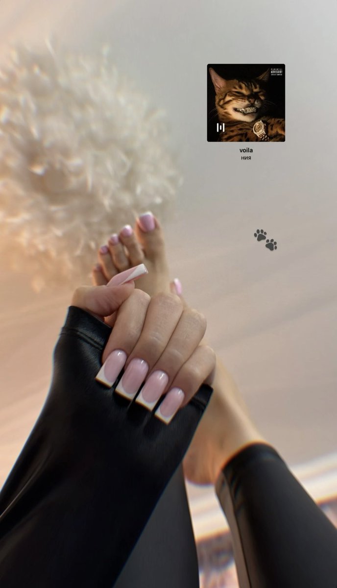 Alles an mir ist göttlich ❤️‍🔥 

FINDOM Femdom French nails feet