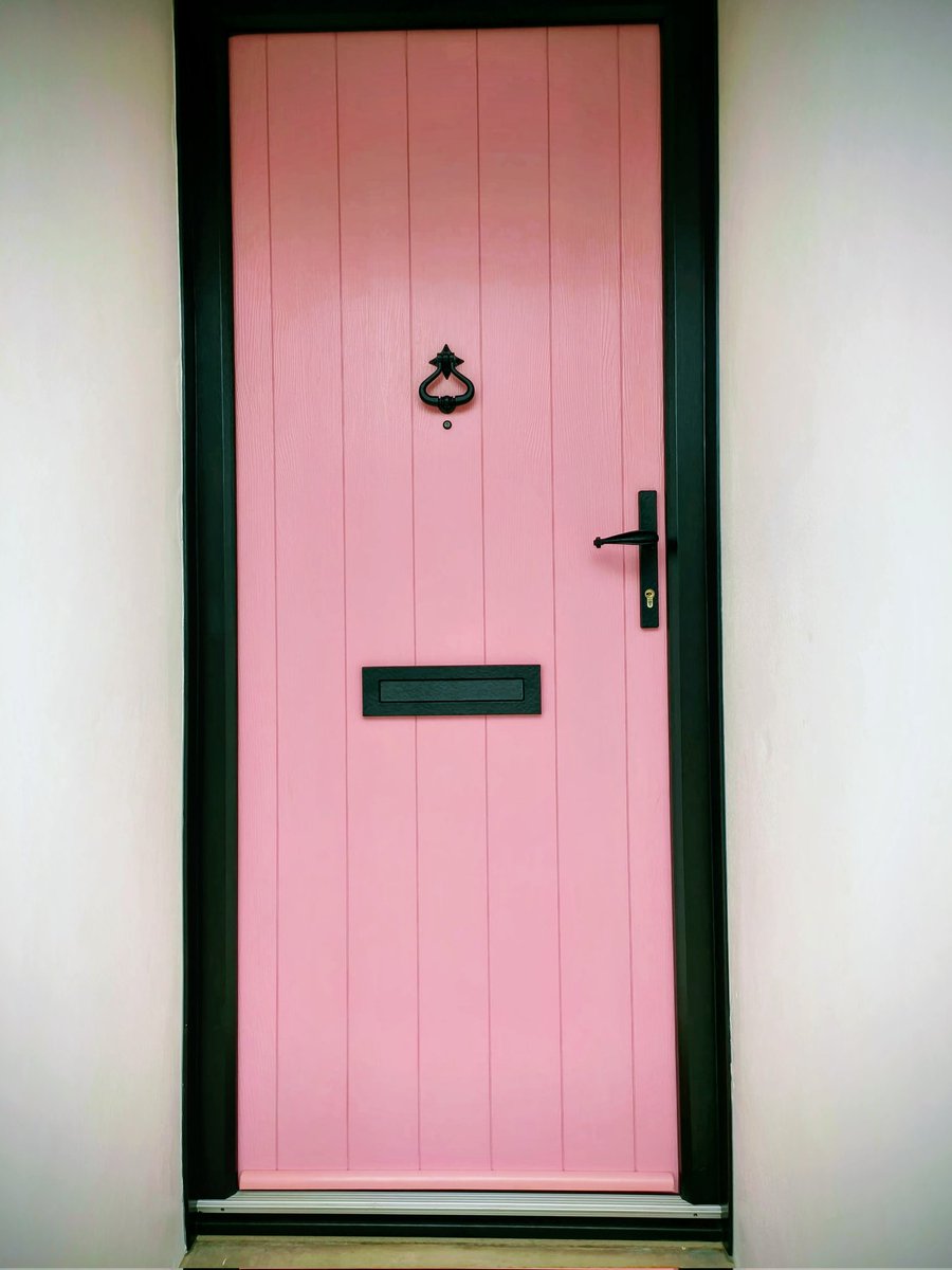 LadyGrace27's tweet image. Walk through pink, leave the ordinary behind...🩷

#adoorablethursday 
#Doors #DailyDoor #NoContextDoors